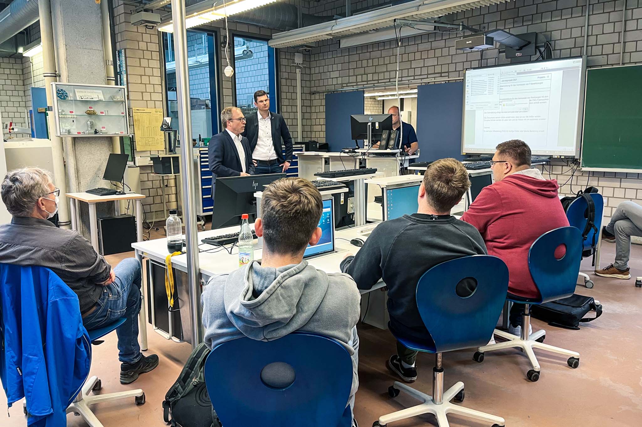 Während eines Workshops stellen Sven Frank und Sebastian Kreller das MAPAL Tool Management vor.
